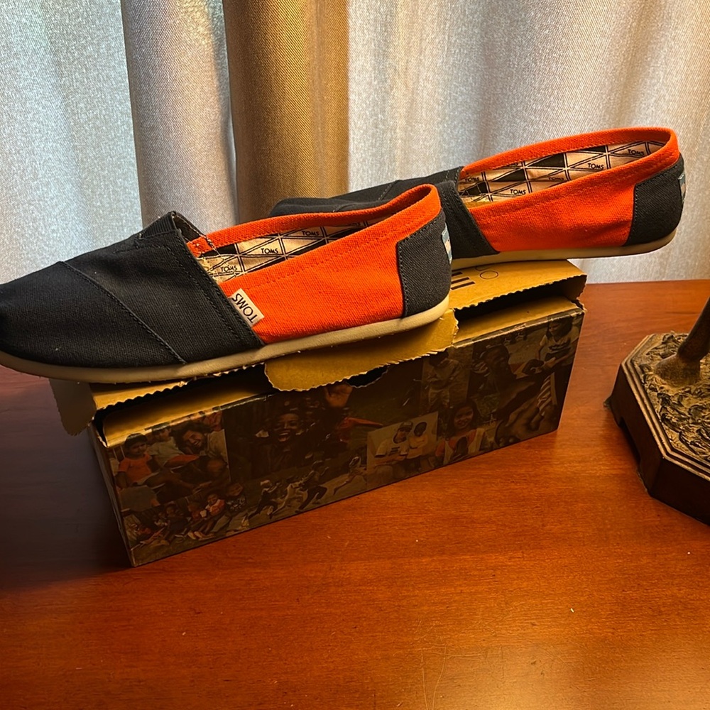 Tom’s size 8.5 classic shoe